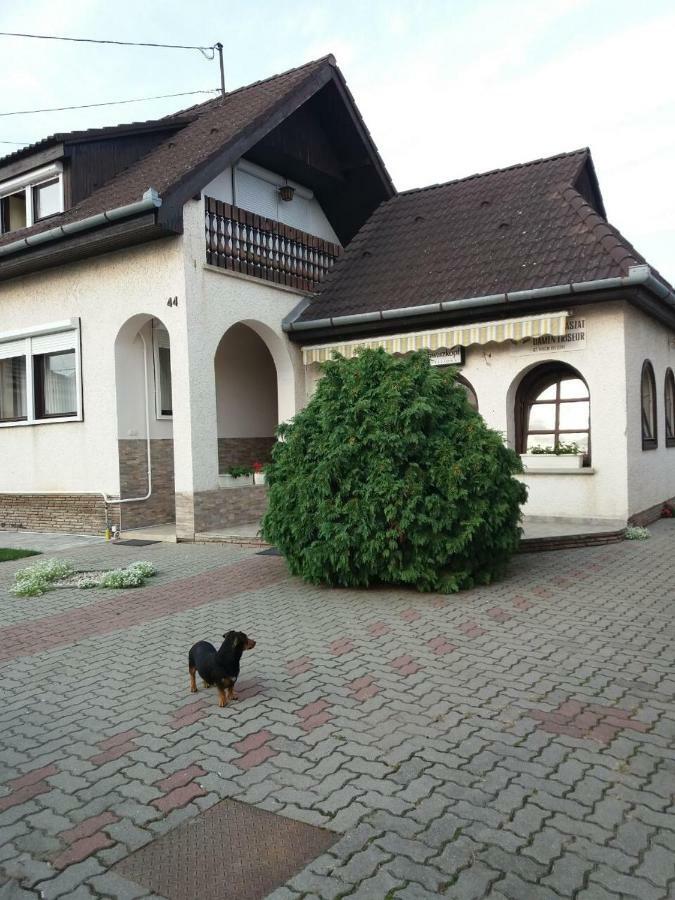 Vincze Vendeghaz Hotel เคอร์เมนด์ ภายนอก รูปภาพ